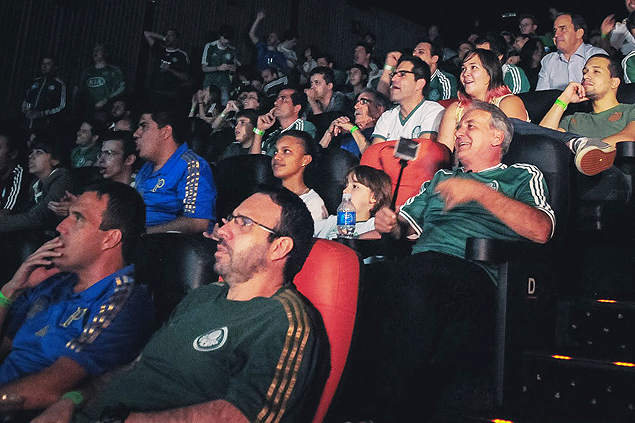 Palmeirenses assistem  final no cinema