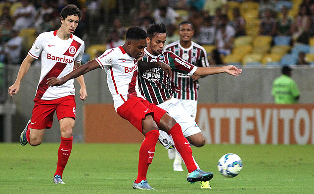 Jogadores do Fluminense e Internacional disputam bola durante partida realizada no Maracan