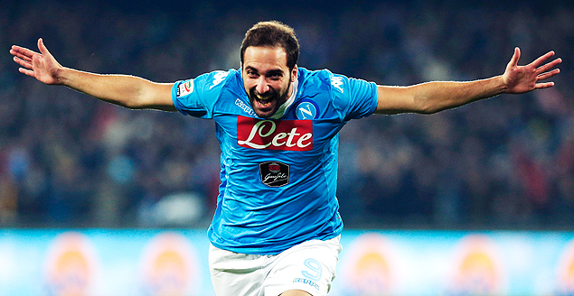 O atacante Higuan comemora um gol para o Napoli contra a Inter de Milo