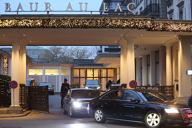 Carros deixam o hotel Baur au Lac, em Zurique, na Sua