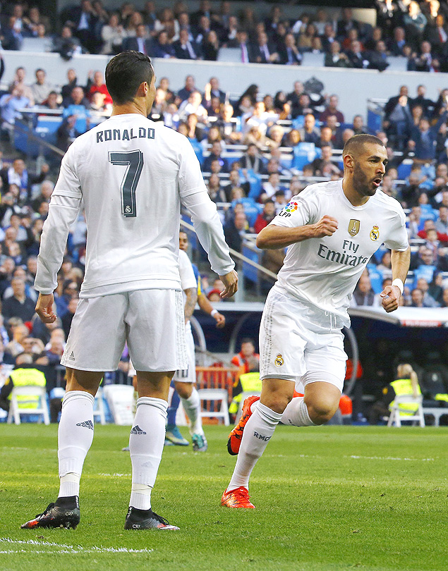 ***CORRECCIN PIE DE FOTO***GRA157. MADRID, 05/12/2015.- El delantero francs del Real Madrid Karim Benzema (d) celebra el segundo gol de su equipo ante el Getafe durante el partido de la decimocuarta jornada de liga en Primera Divisin que se disputa esta tarde en el estadio Santiago Bernabu. EFE/J.P.Gandul ORG XMIT: GRA157