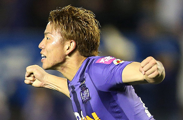Sanfrecce Hiroshima forward Takuma Asano celebrates his goal against Gamba Osaka during the J-League championship football game in Hiroshima on December 5, 2015. Sanfrecce drew the second game of the championship 1-1 and won the championship with a total score of 4-3. Sanfrecce will play at the FIFA Club World Cup as the host country representative next week. AFP PHOTO / JIJI PRESS JAPAN OUT ORG XMIT: TOK4175