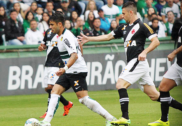 Henrique Almeida, do Coritiba, carrega bola acompanhado por dois jogadores do Vasco