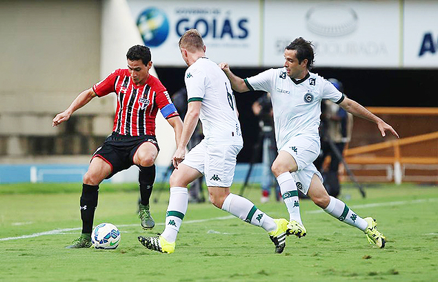 Paulo Henrique Ganso protege bola de marcadores do Gois durante partida disputada no Serra Dourada