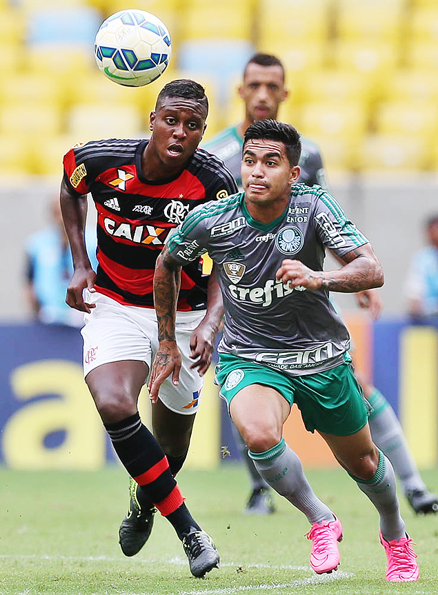 Dudu, do Palmeiras, acompanha bola durante partida diante do Flamengo