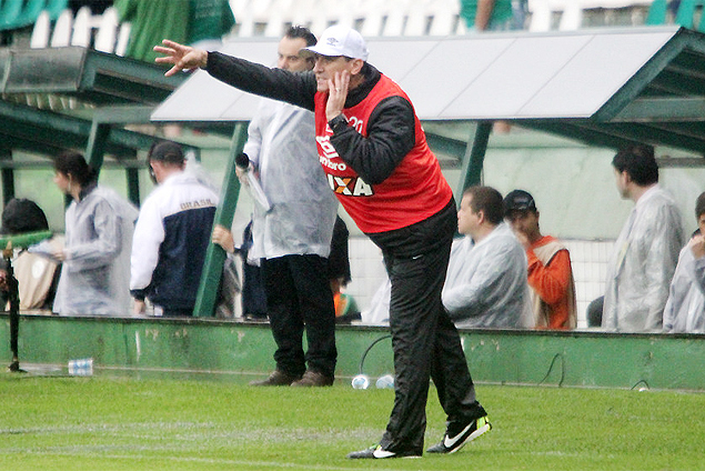 Jorginho comanda o Vasco durante partida contra o Coritiba, pelo Campeonato Brasileiro