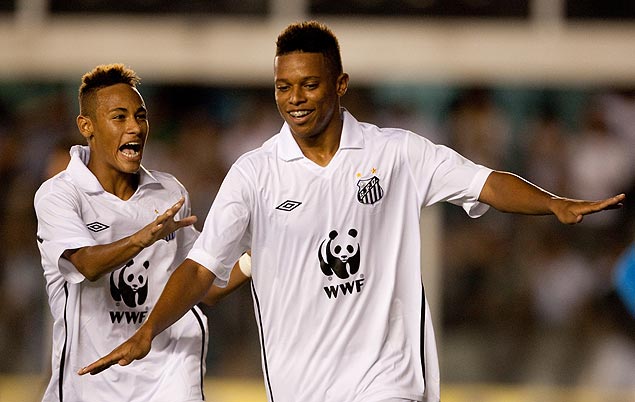 Andr (dir.) comemora um gol ao lado de Neymar, pelo Santos, em 2010