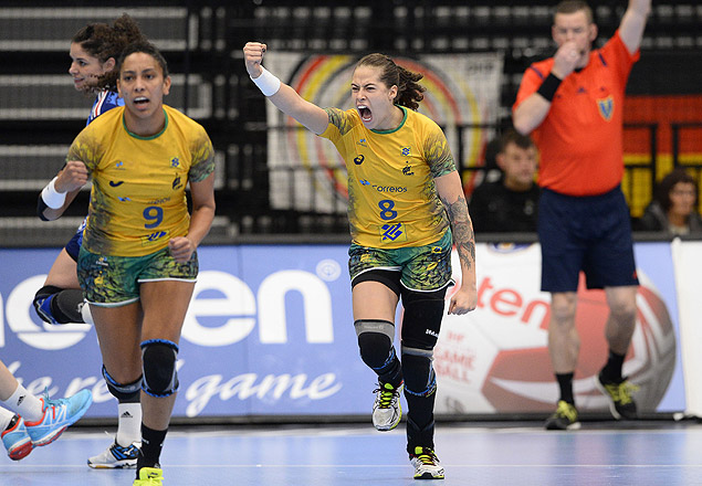RESTRICTED TO EDITORIAL USE Brazil's Fernanda Silva (R) celebrates after scoring a goal during the 2015 Women's Handball World Championship group C match between Brazil and France at the Sydbank Arena on December 11, 2015 in Kolding, Denmark. AFP PHOTO / JONATHAN NACKSTRAND ORG XMIT: jnk