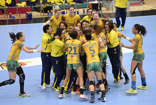 RESTRICTED TO EDITORIAL USE Brazil's players celebrate their victory after the 2015 Women's Handball World Championship group C match between Brazil and France at the Sydbank Arena on December 11, 2015 in Kolding, Denmark. AFP PHOTO / JONATHAN NACKSTRAND ORG XMIT: jnk
