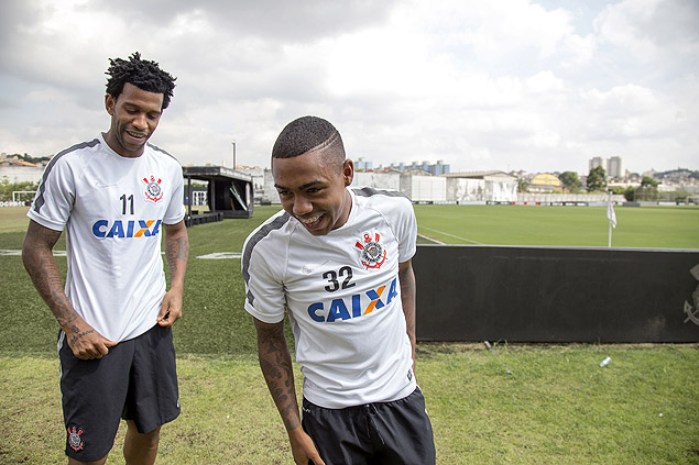 Gil (esq.) e Malcom brincam no centro de treinamento do Corinthians