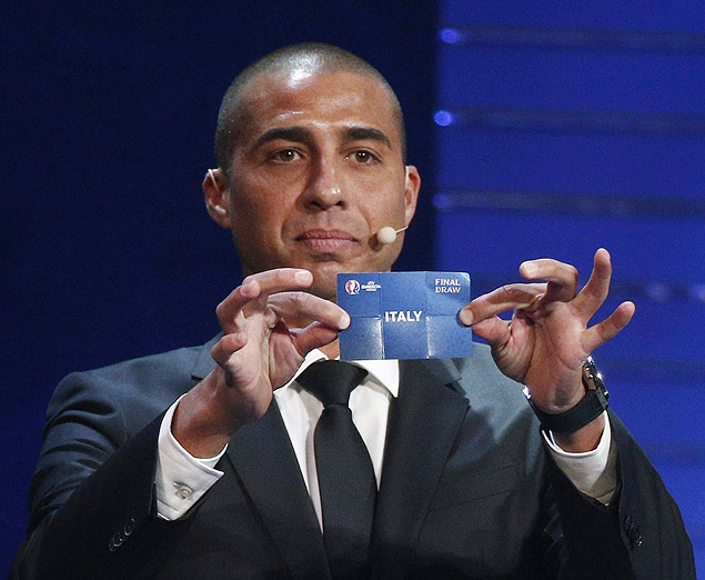 IAN005. Paris (France), 12/12/2015.- Former French striker David Trezeguet shows the lot of Italy during the draw ceremony for the UEFA EURO 2016 at the Palais des Congres de la Porte Maillot, in Paris, France, 12 December 2015. The UEFA EURO 2016 soccer championship will take place from 10 June to 10 July 2016 in France. (Francia, Italia) EFE/EPA/YOAN VALAT ORG XMIT: ian005