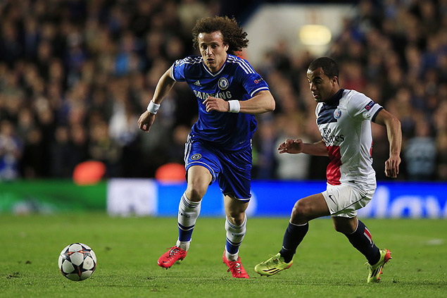 David Luiz tenta uma jogada para o Chelsea contra o PSG, em abril de 2014