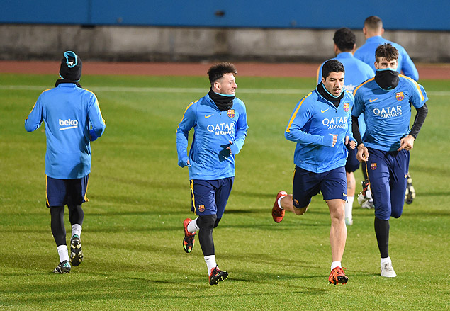 Messi e Surez participam do primeiro treino do Barcelona no Japo