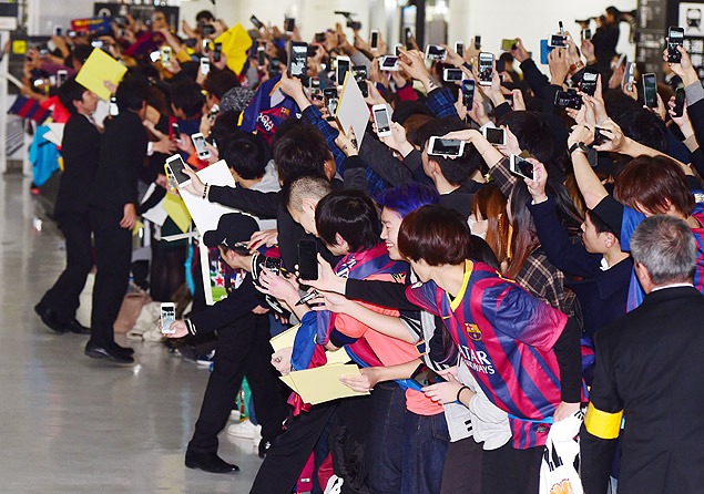 Japoneses recepcionam os jogadores do Barcelona no aeroporto de Narita
