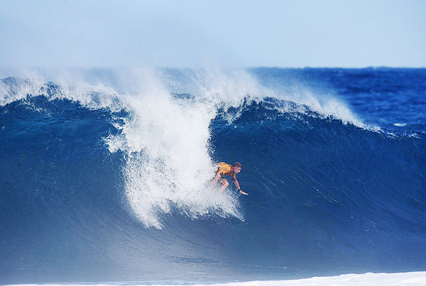 Mick Fanning pega uma onda em Pipeline, no Hava
