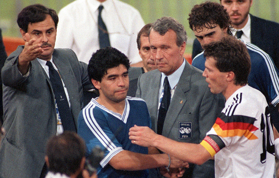 O jogador alemo Lothar Matthus ( dir.) cumprimenta o argentino Diego Armando Maradona aps vitria alem na final da Copa do Mundo 1990 no estdio Olmpico, em Roma (Itlia). 