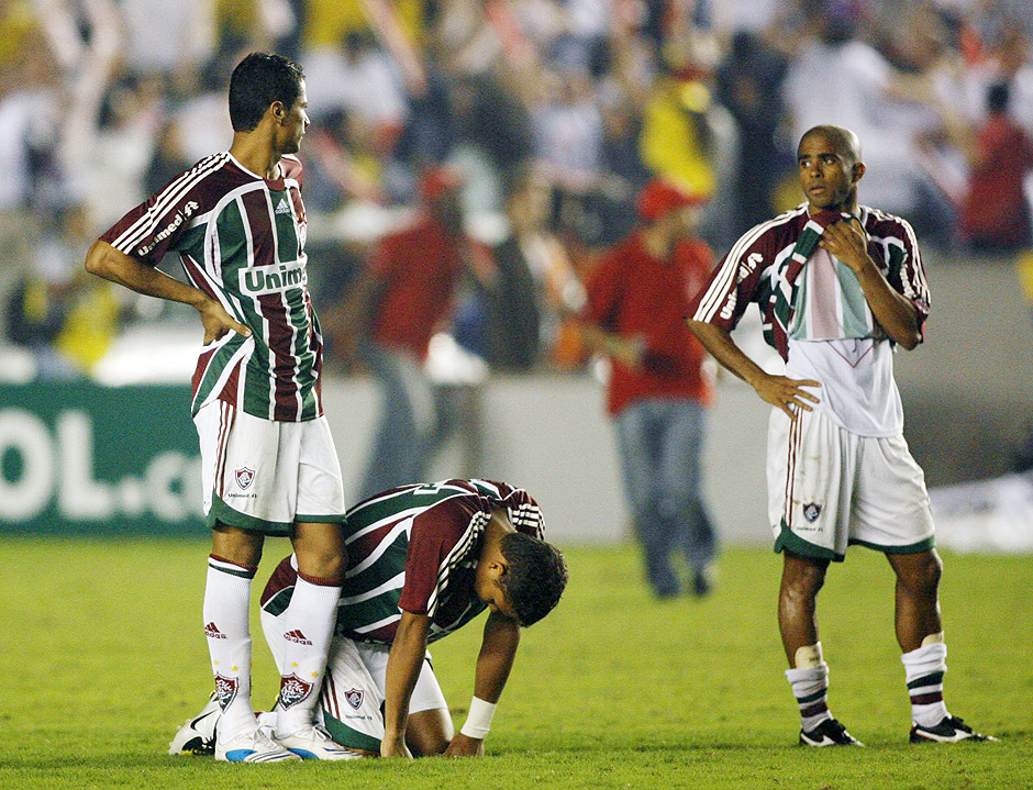 Jogadores do Fluminense lamentam a perda do ttulo da Libertadores-2008 para a LDU, no estdio do Maracan 