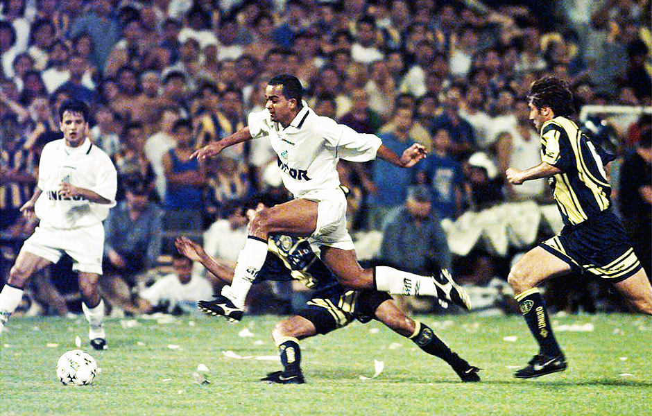 O meia santista Eduardo Marques disputa a bola com defensor argentino, durante a final disputada na Argentina, onde o Santos foi campeo