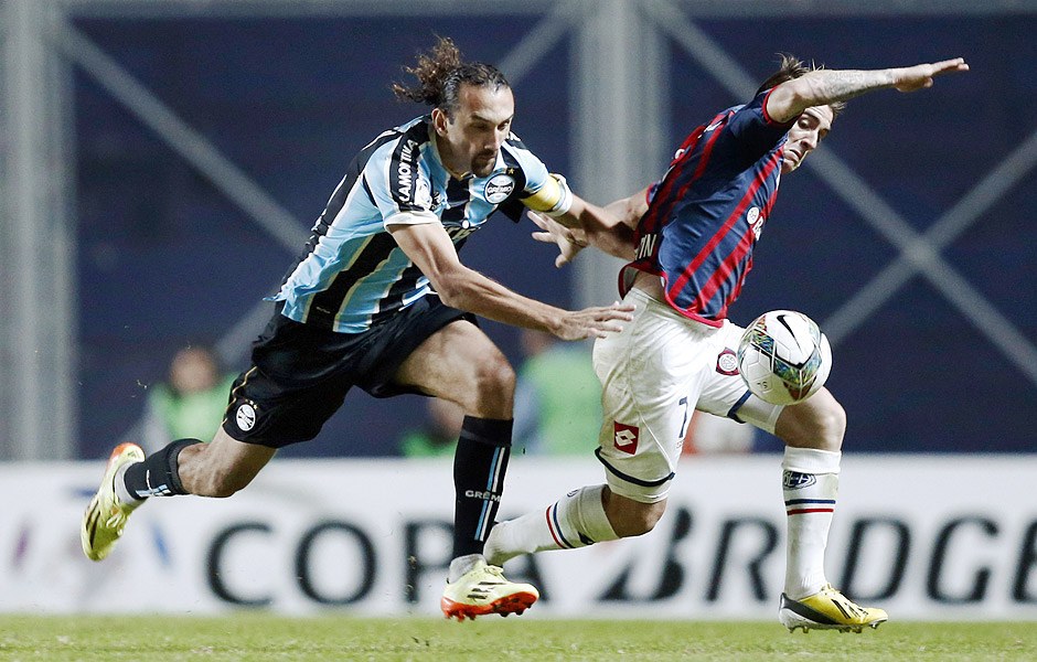 Jogadores de Grmio e San Lorenzo disputam bola em partida vlida pelas oitavas da Libertadores-2014