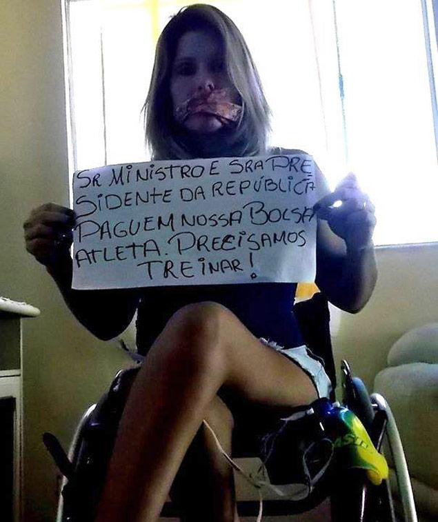A atleta Adriana Azevedo protesta por Bolsa Atleta 
