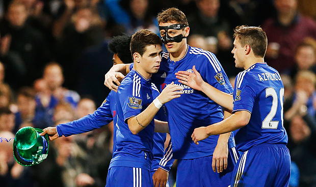 Oscar (esq.) comemora gol de pnalti marcado na vitria do Chelsea