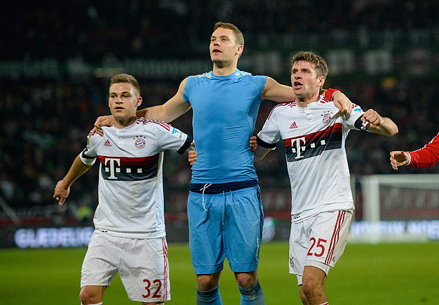 Os jogadores do Bayern de Munique Joshua, Neuer e Mueller comemoram vitria da equipe no Alemo 