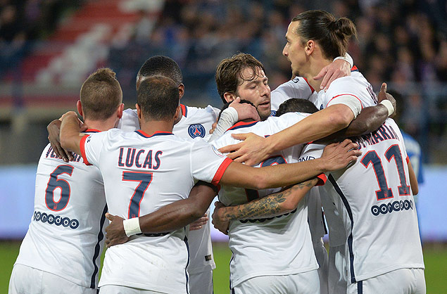Jogadores do PSG comemoram gol na vitória sobre o Caen, pelo Campeonato Francês
