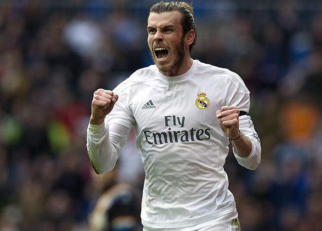 Gareth Bale comemora um de seus quatro gols na vitria sobre o Rayo Vallecano