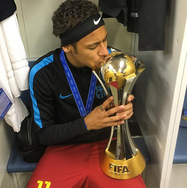 Neymar comemora ao vencer o mundial com o barcelona