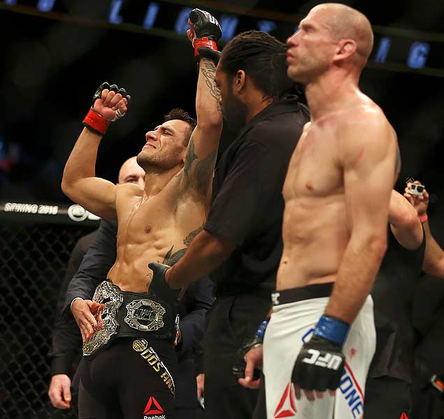 Rafael dos Anjos comemora vitria sobre Cerrone no UFC