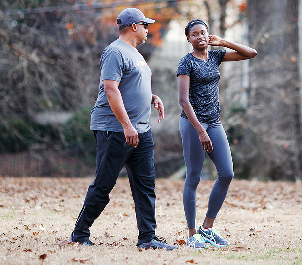 Candace Hill conversa com seu tcnico Tony Carpenter durante treinamento em Piedmont, em Atlanta