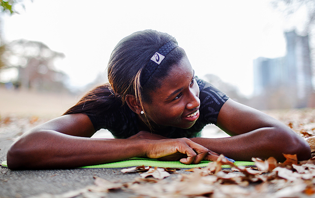 A atleta Candace Hill, 16, descansa aps treino