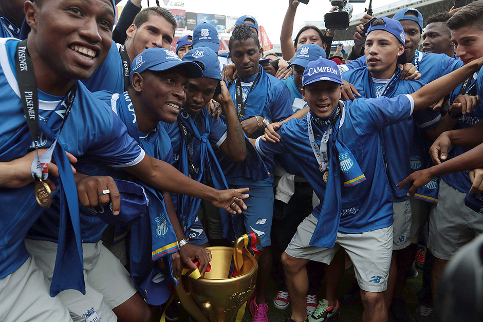 Jogadores do Emelec comemoram o ttulo do Campeonato Equatoriano