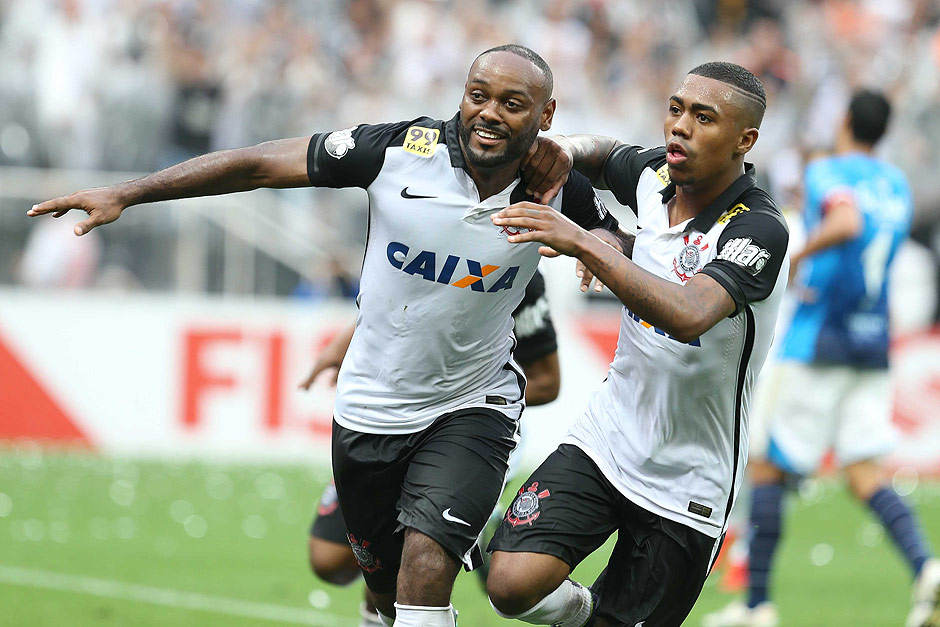 Love (esq.) comemora com Malcom um gol para o Corinthians
