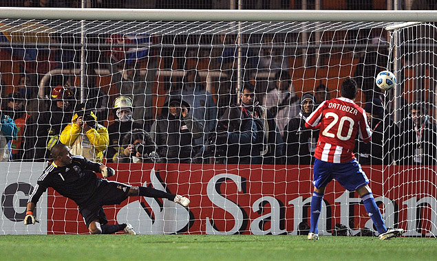 O volante Ortigoza converte pnalti pelo Paraguai, contra a Argentina, na Copa Amrica de 2011