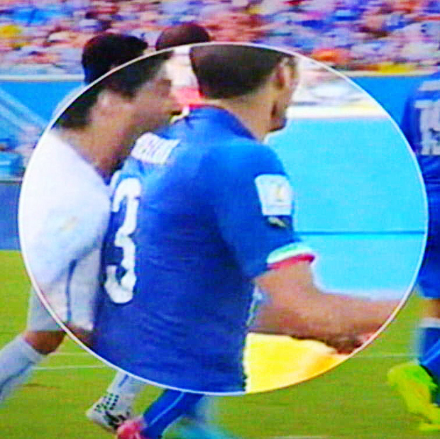 Captura de imagem mostra o momento em que Luis Suárez morde o italiano Chiellini na Copa do Mundo-2014
