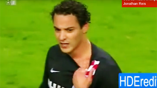 Bakkal, do PSV, mostra a mordida que levou de Suárez em 2010