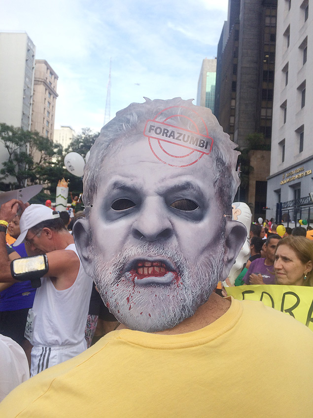 Mscara de Lula zumbi levada por manifestante anti-PT na So Silvestre
