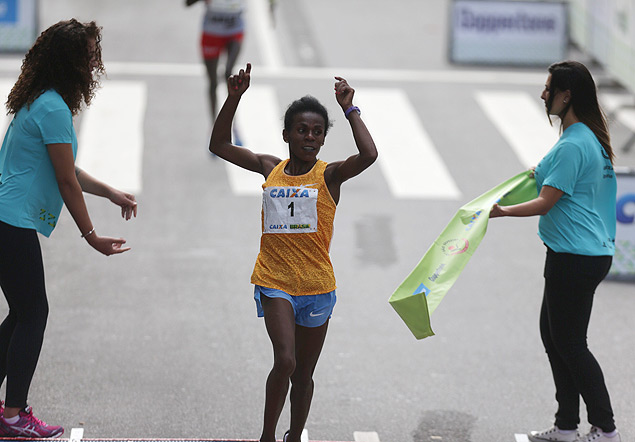A corredora Yimer Wude Ayalew, da Etipia, comemora vitria na prova feminina da So Silvestre