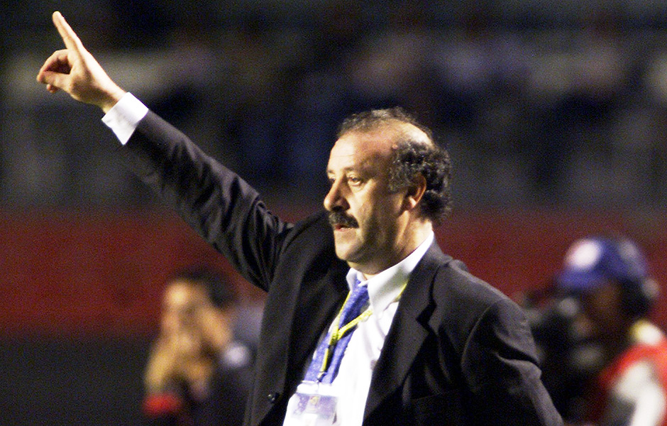 ORG XMIT: 540801_1.tif Futebol - Mundial de Clubes da Fifa, 2000: Head coach of Spanish team Real Madrid Vicente Del Bosque directs his squad during their FIFA World Club Championship match against Morocco's Raja Casablanca in Sao Paulo, January 10. Real Madrid beat Raja Casablanca 3-2. (BRAZIL OUT) pw/Photo by Paulo Whitaker REUTERS 