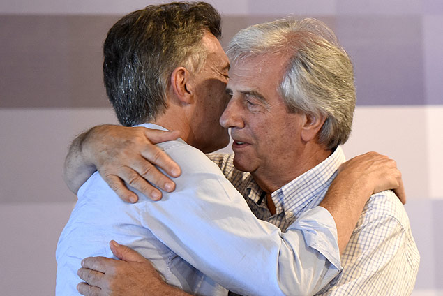 (160107) -- COLONIA, enero 7, 2016 (Xinhua) -- El presidente de Uruguay, Tabaré Vázquez (d), saluda a su homólogo de Argentina, Mauricio Macri (i), durante una conferencia de prensa conjunta llevada a cabo en la estancia presidencial de Anchorena, en el departamento de Colonia, a 200km de Montevideo, capital de Uruguay, el 7 de enero de 2016. El presidente de Uruguay, Tabaré Vázquez, recibió el jueves a su par de Argentina, Mauricio Macri, en la estancia presidencial de Anchorena con el objetivo de recomponer el vínculo bilateral deteriorado por momentos durante la última década. (Xinhua/Nicolás Celaya) (nc) (jg) (fnc)