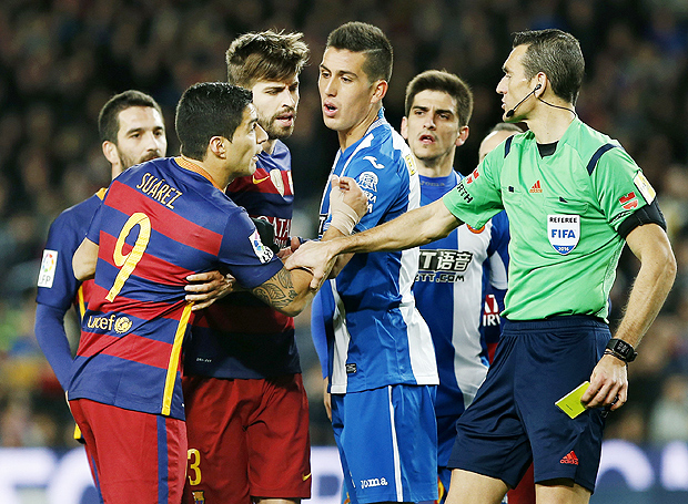 Surez (esq.), do Barcelona, conversa com o rbitro durante jogo contra o Espanyol