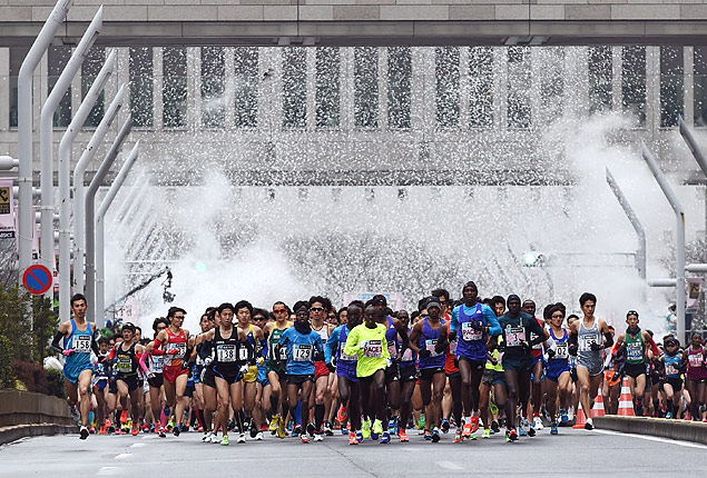 Marathon runners start the Tokyo Marathon 2015 from Tokyo's Metropolitan government building on February 22, 2015. More than 35,500 runners took part in the Tokyo Marathon. AFP PHOTO / TOSHIFUMI KITAMURA ORG XMIT: KIT172