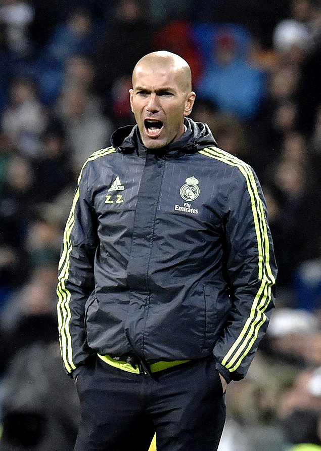 O tcnico Zidane grita durante jogo do Real Madrid