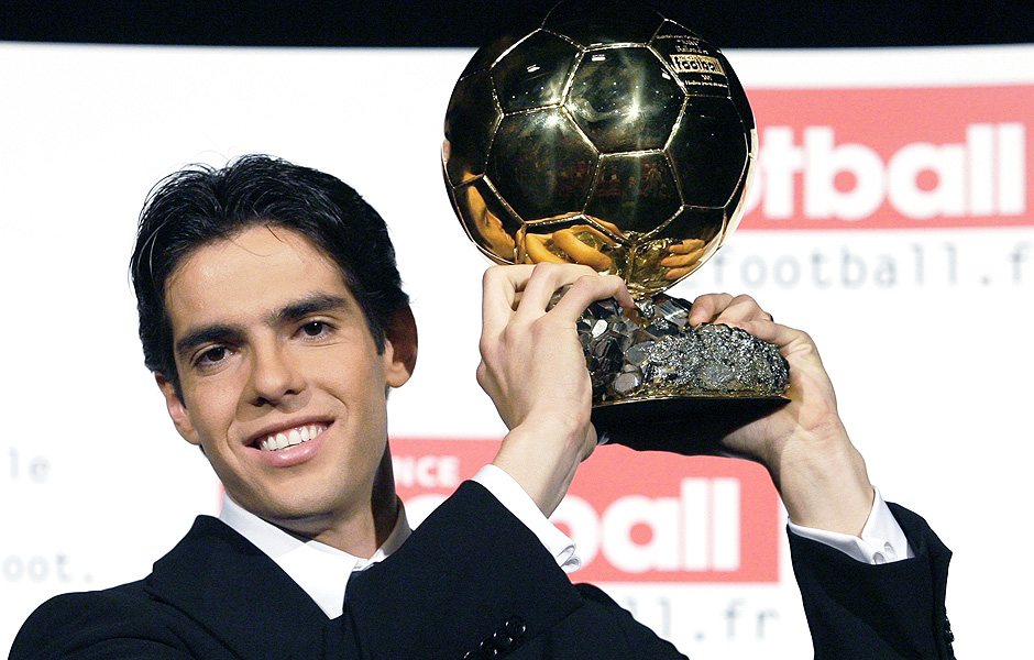 ORG XMIT: 232701_1.tif Futebol: Eleito o melhor jogador do mundo, o brasileiro Kak comemora a Bola de Ouro da 