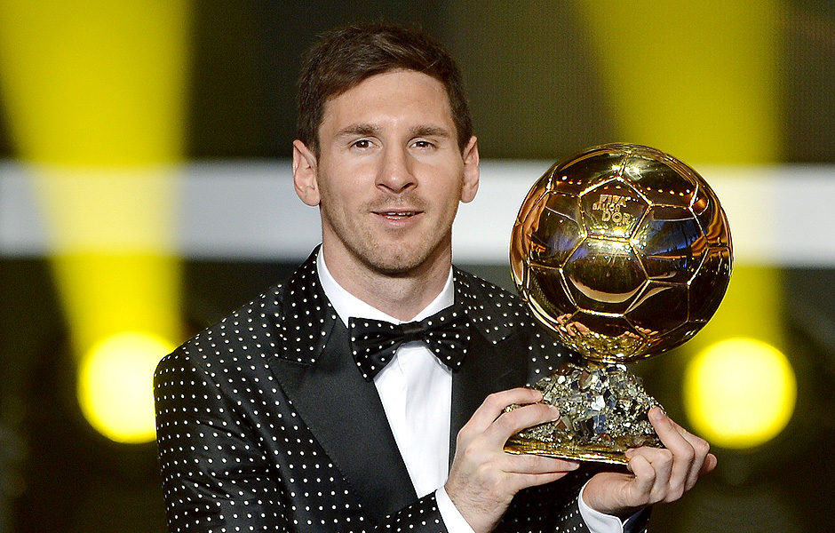 ORG XMIT: BAL126 FIFA Ballon d'Or award winner Barcelona's Argentinian forward Lionel Messi poses with his trophy during the FIFA Ballon d'Or awards ceremony at the Kongresshaus in Zurich on January 7, 2013. AFP PHOTO / FABRICE COFFRINI