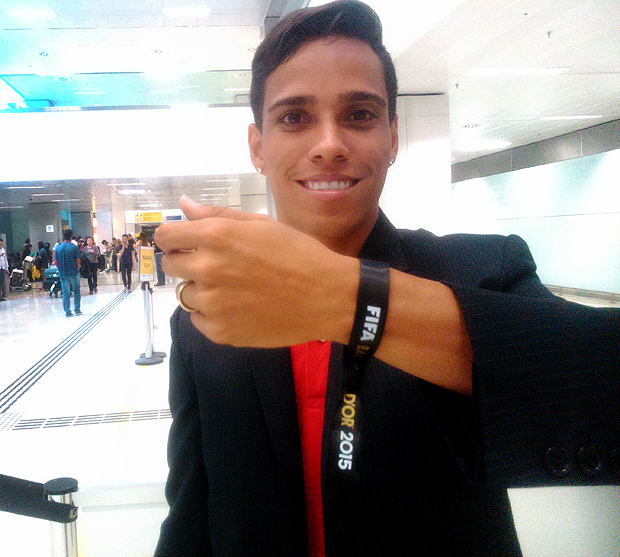 Wendell Lira chega ao Brasil ainda vestindo a pulseira do prmio Bola de Ouro da Fifa
