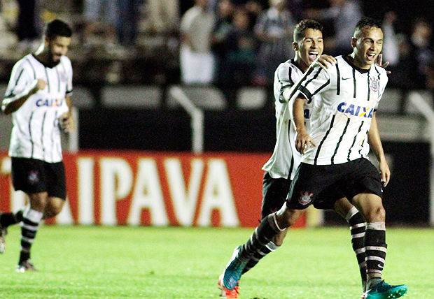 Maycon comemora gol na partida entre Corinthians e Guarani pela Copa So Paulo