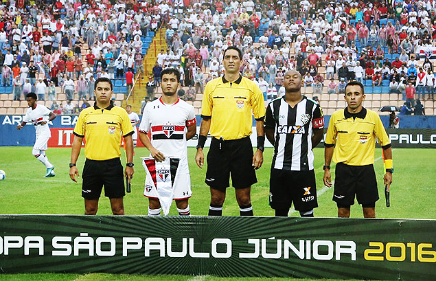 O rbitro Flvio Rodrigues Guerra antes do jogo entre So Paulo e Figueirense