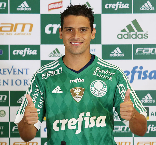 http://www.palmeiras.com.br/fotos/ver/72157663512077122Legenda: Palmeiras apresenta o volante Jean